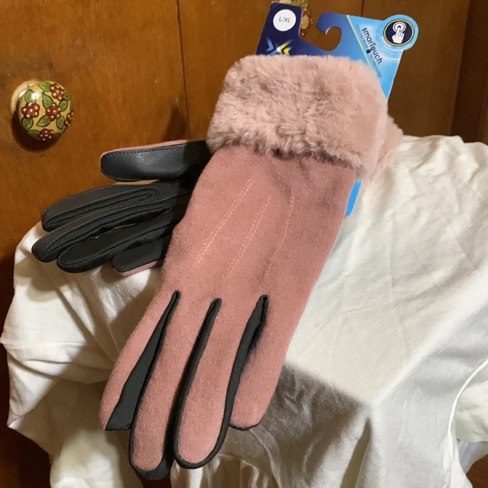 ISOTONER- SmarTouch Touchscreen Technology Evening Sand with Faux Fur Gloves 🆕
